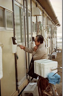 鍵渡しを受け仮設住宅を下見する入居者