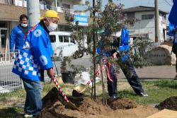 植樹増田会長スコップ